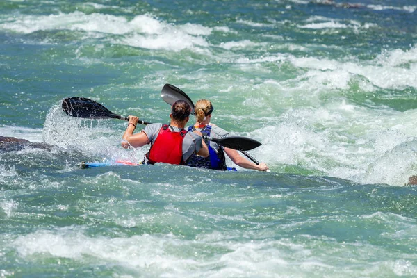 카누를 타는 여자들의 경우, 노를 젓는 강 급류 활동 이 두 배로 늘어난다 — 스톡 사진