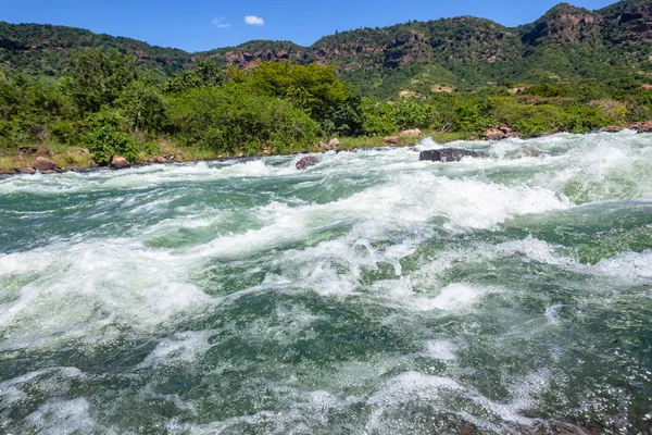 Fluss rast über Stromschnellen — Stockfoto