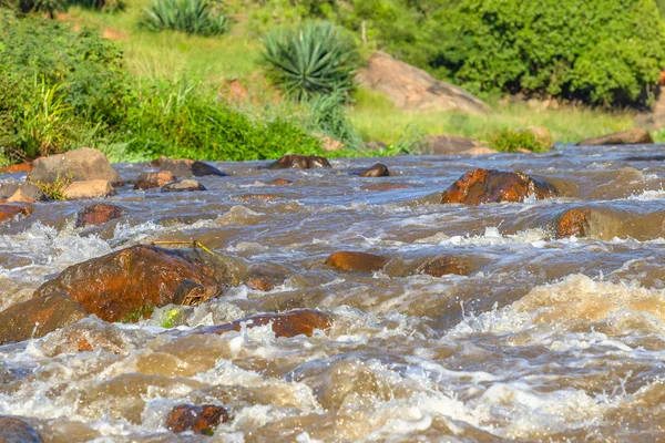河水湍急 岩石汹涌 水流汹涌 自然是特写山谷景观的动力来源 — 图库照片