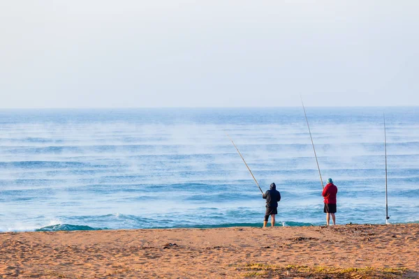 Pescatori Spiaggia Mare Nebbia Paesaggio — Foto Stock