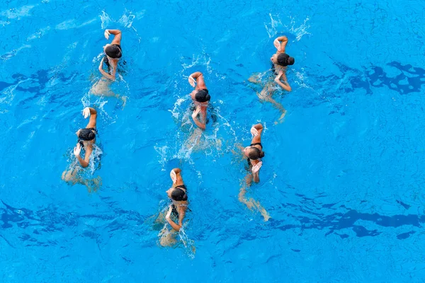 Synchronizowane pływanie dziewczyny nad głową działania — Zdjęcie stockowe
