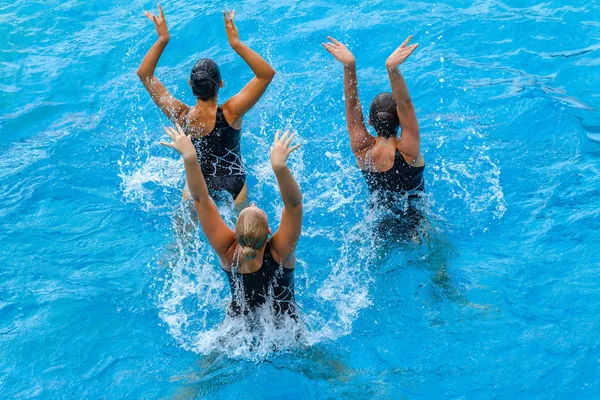 Ação aérea sincronizada das meninas da natação — Fotografia de Stock