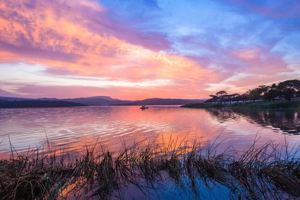 Scenic Dam niebo chmura kolory Rybacy wakacje krajobraz — Zdjęcie stockowe