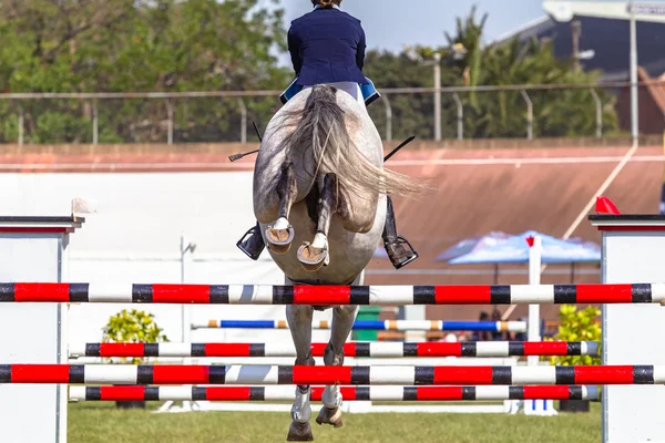 Caballo Hoofs jinete salto arena postes —  Fotos de Stock