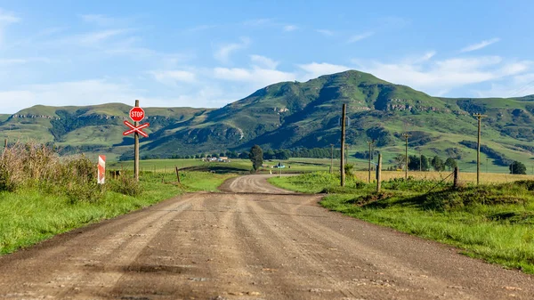 Dirt Road Stop Pociąg znak Crossing Mountains — Zdjęcie stockowe