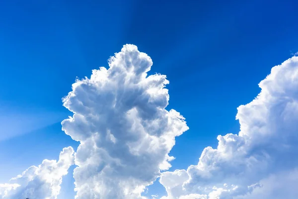 Moln regn blå himmel solljus Strålar — Stockfoto