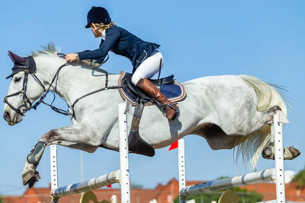 Cavaleiro de cavalo meio Pólos de salto — Fotografia de Stock