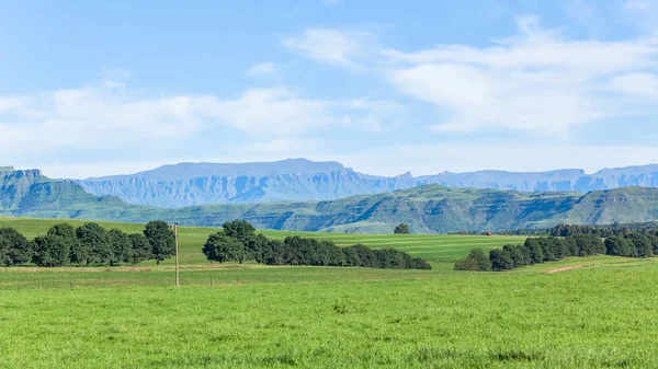 Jordbrukslandskap, Panoramabergen — Stockfoto