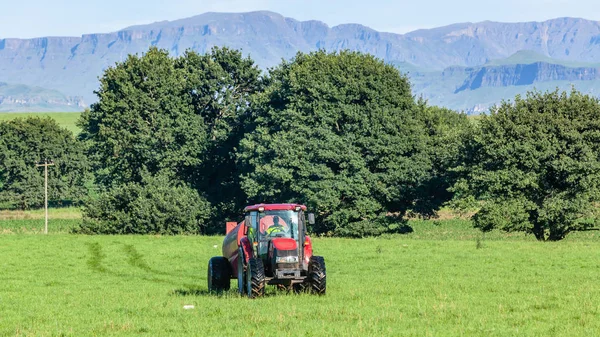 Tractor Vehicle Trailer Field Farm Mountains Summer — 스톡 사진