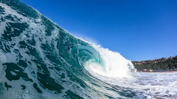 Surfing Surfer Nierozpoznawalne Dno Obracając Tył Behing Działania Fali Oceanu — Zdjęcie stockowe