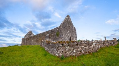 Fenaugh Abbey eski dini harabeler Kuzey Batı İrlanda panoramik manzarasında kırsal bir yapı inşa ediyor..