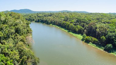 Tropikal orman yeşil ağaçlar tepeler yoğun bitki örtüsü çatı üstü kırsal arazi manzaralı fotoğraf kablosu vagonu..