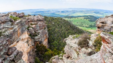 Manzaralı mavi dağ manzaralı kaya kayalıkları ulusal parktaki vadiye kadar uzanan sakız ağaçlarına bakıyor..