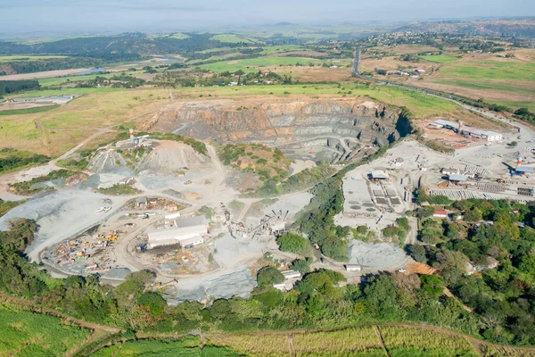 Fotografia Aérea Voadora Baixo Sobre Pedra Industrial Pedreira Poço Fundição — Fotografia de Stock