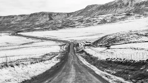 Strada Agricola Montagna Attraverso Campi Ricoperti Neve Foto Bianco Nero — Foto Stock