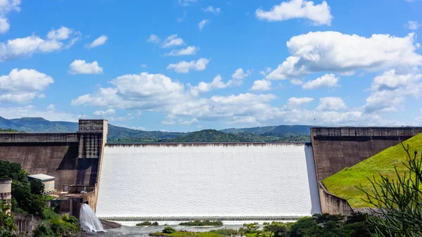 Estrutura Parede Barragem Chuvas Verão Cheias Água Rio Que Flui — Fotografia de Stock