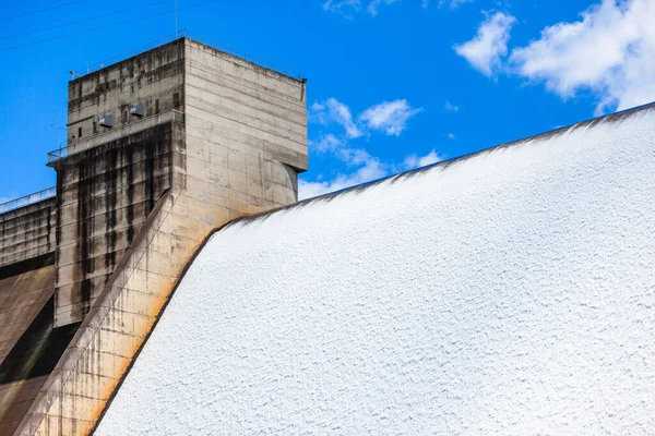 Estrutura Parede Barragem Chuvas Verão Cheias Água Rio Que Flui — Fotografia de Stock