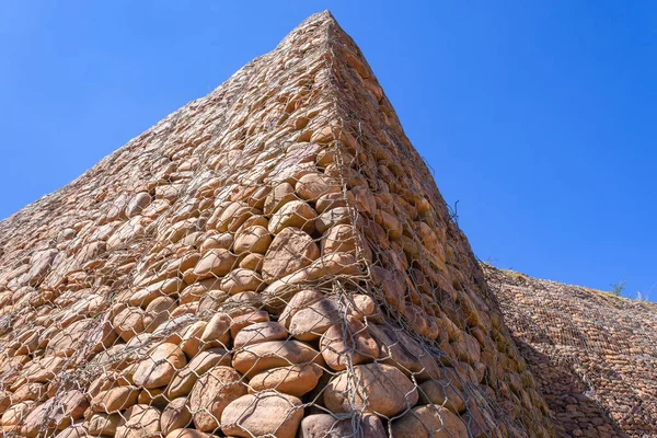 Kamień Skały Drut Klatka Ściany Narożnik Struktura Ręcznie Stosy Zbliżenie — Zdjęcie stockowe