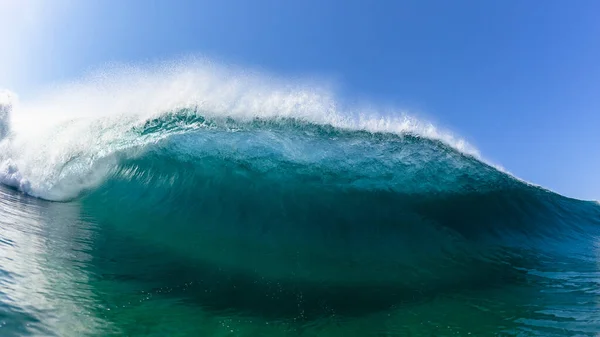 Oceano Onda Mar Bater Tubulação Oca Água Foto Panorâmica Azul — Fotografia de Stock