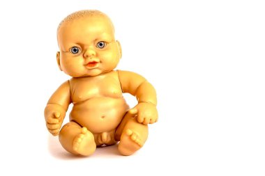 Çıplak bebek oğlan tek başına oturuyor.