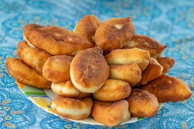 Mavi arka planda bir sürü kızarmış turta. Seçici odak