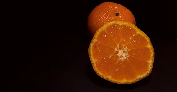 Sappige Rijpe Citrus Een Zwarte Achtergrond — Stockfoto