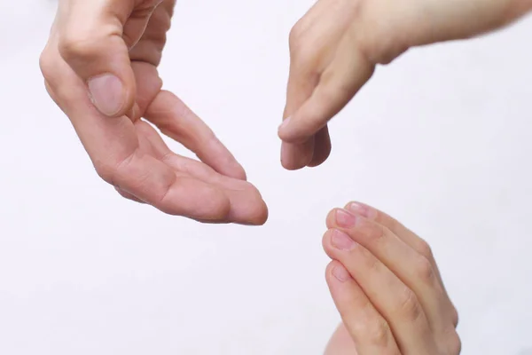 Крупним Планом Руки Тримають Руку Жіночих Пальців — стокове фото