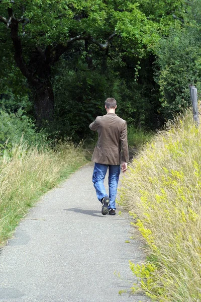 Hombre Caminando Parque —  Fotos de Stock