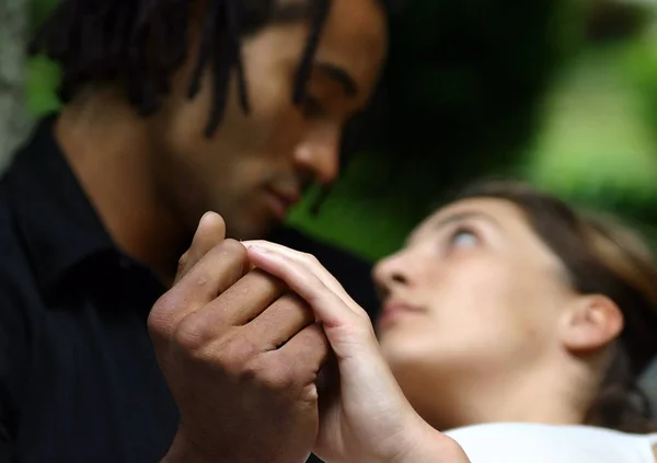 Jovem Casal Apaixonado Parque — Fotografia de Stock