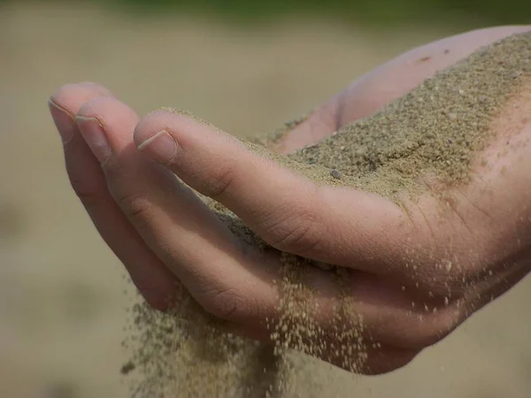 Рука Держит Небольшой Песок Пляже — стоковое фото