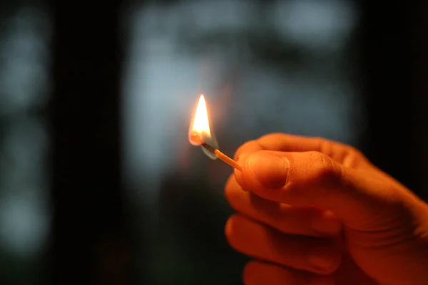 Handen Håller Ett Brinnande Ljus Mörkret — Stockfoto