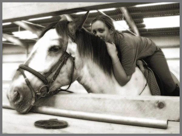 Junge Frau Und Pferd Stall — Stockfoto