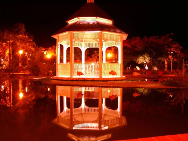 Paviljong Natten Karibiska Med Flamingos — Stockfoto