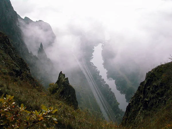 霧と雲の山の風景 — ストック写真