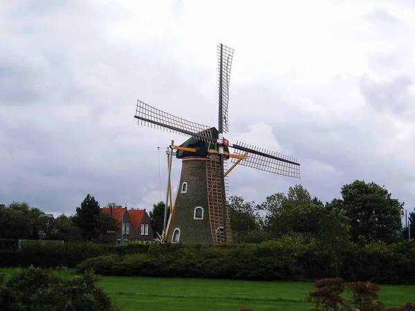 Malerischer Blick Auf Die Landschaft Mit Windmühlenbau — Stockfoto