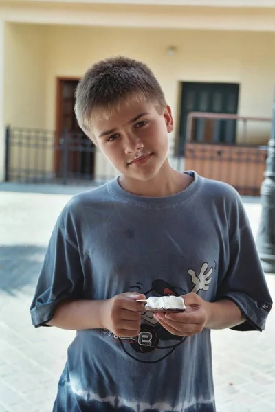 Niño Jugando Con Coche Juguete —  Fotos de Stock