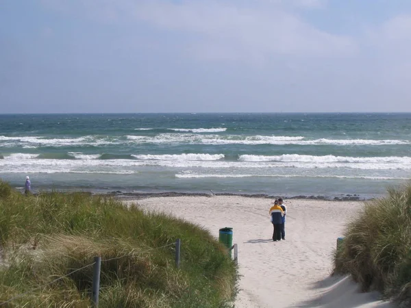 Мужчина Прогуливается Пляжу Севере Израиля — стоковое фото
