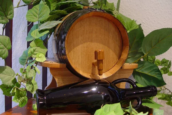 ワイングラス付きの木樽 — ストック写真