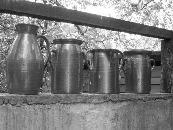 Oude Flessen Metalen Potten Straat — Stockfoto