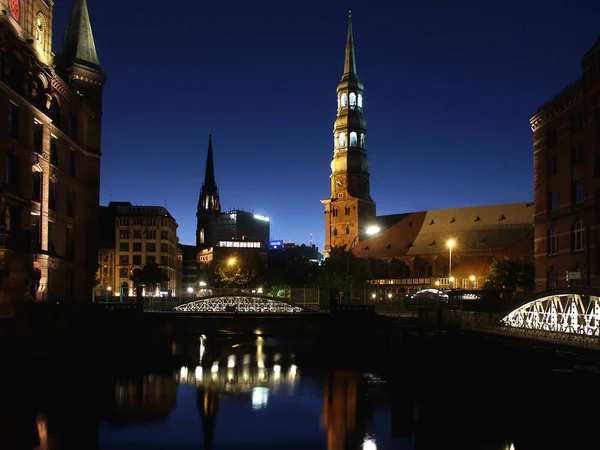 Hamburg Natten Utsikt Från Speicherstadt Till Catherines Kyrka — Stockfoto