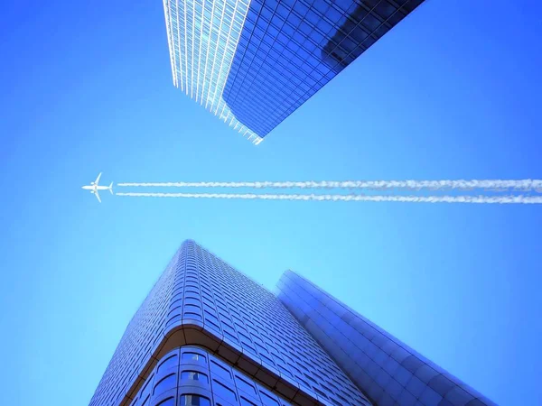 Airplane High Rise Buildings — Stock Photo, Image