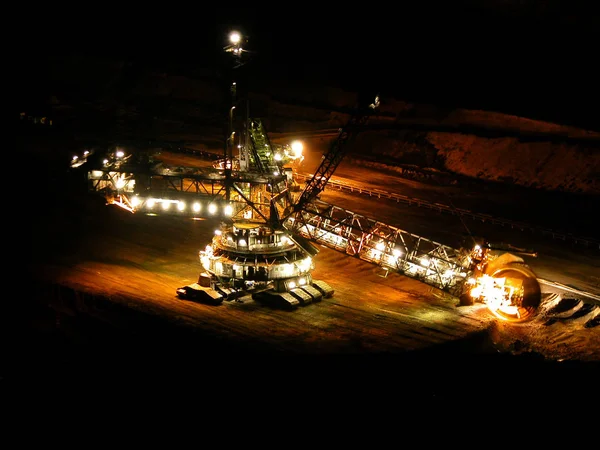 夜间石油钻机 — 图库照片