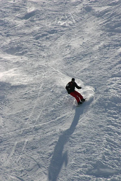 Snowboarding Στην Πλαγιά Στο Χιονοδρομικό Κέντρο — Φωτογραφία Αρχείου