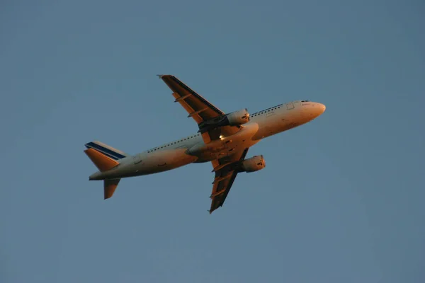 Avião Voando Acima Céu — Fotografia de Stock