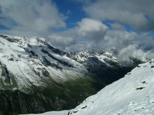 Paisaje Invernal Con Montañas Nevadas Cubiertas Nubes —  Fotos de Stock