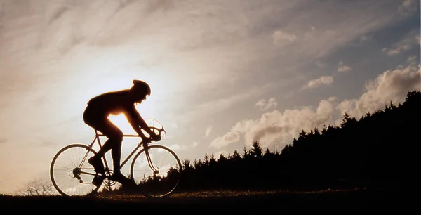 山上骑自行车的人的轮廓 — 图库照片