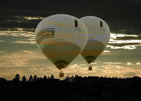日没時の気球に乗る — ストック写真