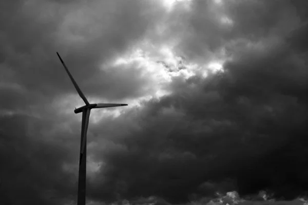 曇り空の風力発電ライン — ストック写真