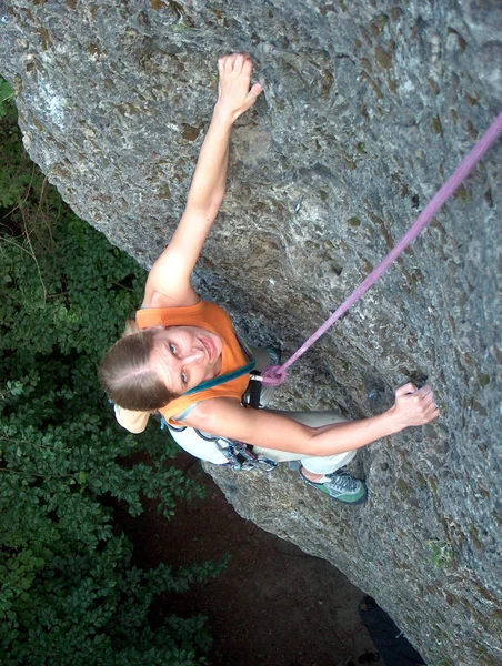 攀登者在陡峭的岩石上 — 图库照片