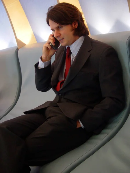 Junger Geschäftsmann Sitzt Auf Dem Stuhl Und Telefoniert — Stockfoto